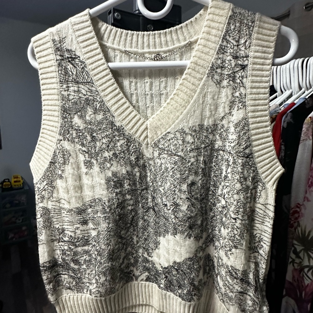 Gorgeous Cream and Gray V-Neck Sweater